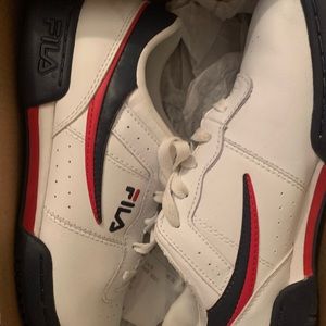 Grade school Low top Filas